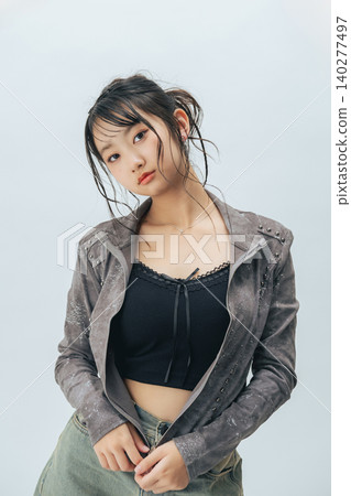 時尚的年輕女子肖像 140277497