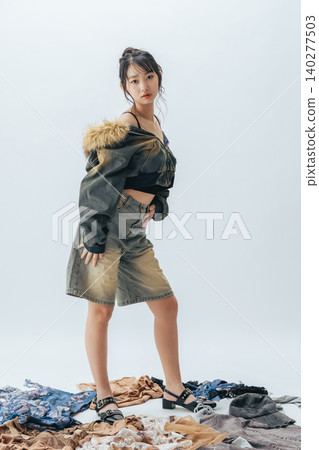 時尚的年輕女子肖像 時尚的年輕女子肖像 140277503
