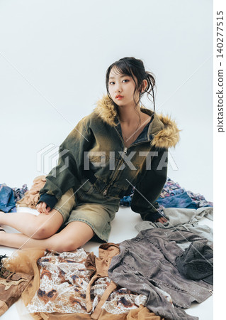 時尚的年輕女子肖像 時尚的年輕女子肖像 140277515
