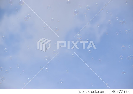 空中漂浮的肥皂泡作為背景素材 140277534