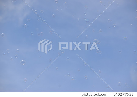空中漂浮的肥皂泡作為背景素材 空中漂浮的肥皂泡作為背景素材 140277535