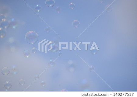 空中漂浮的肥皂泡作為背景素材 空中漂浮的肥皂泡作為背景素材 140277537