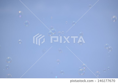 空中漂浮的肥皂泡作為背景素材 空中漂浮的肥皂泡作為背景素材 140277670