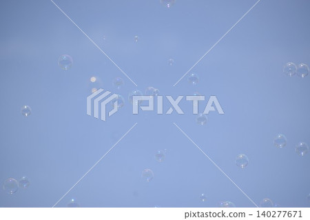空中漂浮的肥皂泡作為背景素材 空中漂浮的肥皂泡作為背景素材 140277671