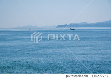 瀨戶內海景色平靜，遠處只有一艘小船和一座小島。 140277767