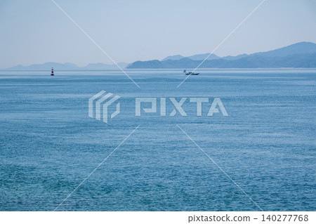 瀨戶內海景色平靜,遠處只有一艘小船和一座小島。 瀨戶內海景色平靜,遠處只有一艘小船和一座小島。 140277768