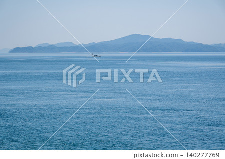 瀨戶內海景色平靜,遠處只有一艘小船和一座小島。 瀨戶內海景色平靜,遠處只有一艘小船和一座小島。 140277769