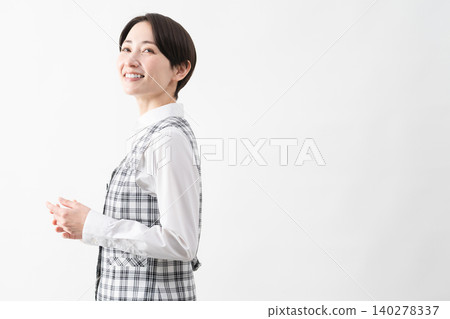 穿著辦公室制服的年輕女子 商業形象 穿著辦公室制服的年輕女子 商業形象 140278337