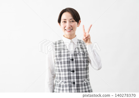 穿著辦公室制服的年輕女子 商業形象 140278370