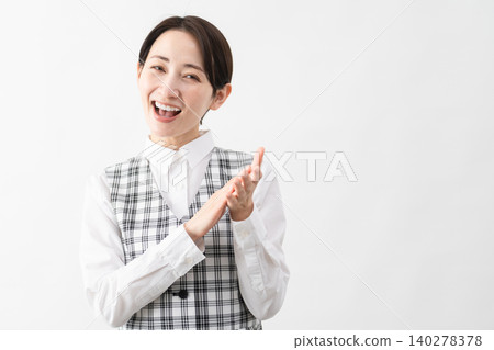 穿著辦公室制服的年輕女子 商業形象 穿著辦公室制服的年輕女子 商業形象 140278378
