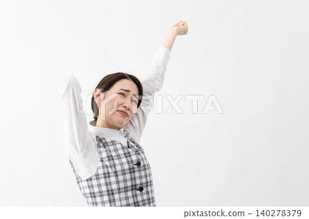 穿著辦公室制服的年輕女子 商業形象 穿著辦公室制服的年輕女子 商業形象 140278379