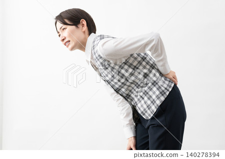 穿著辦公室制服的年輕女子 商業形象 140278394