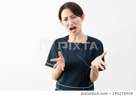 穿著美容院制服的年輕女子美容形象 穿著美容院制服的年輕女子美容形象 140278409