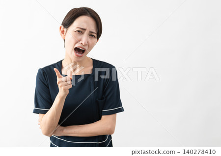 穿著美容院制服的年輕女子美容形象 穿著美容院制服的年輕女子美容形象 140278410