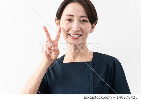 穿著美容院制服的年輕女子美容形象 穿著美容院制服的年輕女子美容形象 140278425