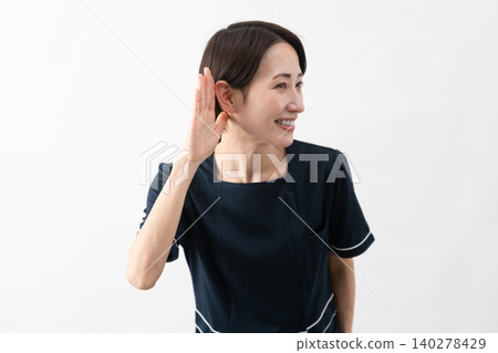 穿著美容院制服的年輕女子美容形象 穿著美容院制服的年輕女子美容形象 140278429