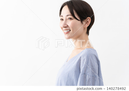 穿著休閒服裝的女人的生活方式形象 140278492
