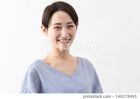 穿著休閒服裝的女人的生活方式形象 140278493