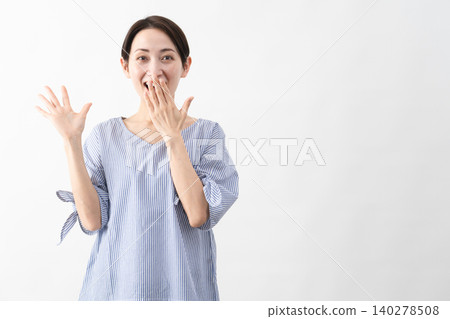 穿著休閒服裝的女人的生活方式形象 穿著休閒服裝的女人的生活方式形象 140278508