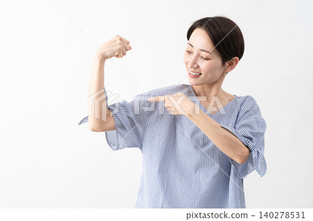 穿著休閒服裝的女人的生活方式形象 穿著休閒服裝的女人的生活方式形象 140278531