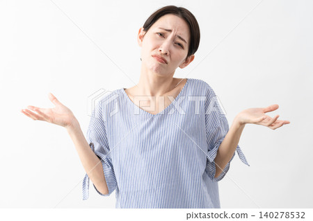 穿著休閒服裝的女人的生活方式形象 穿著休閒服裝的女人的生活方式形象 140278532