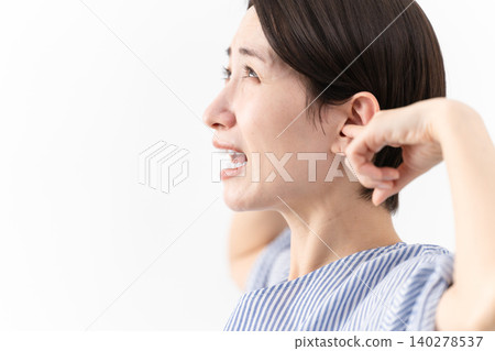 穿著休閒服裝的女人的生活方式形象 穿著休閒服裝的女人的生活方式形象 140278537