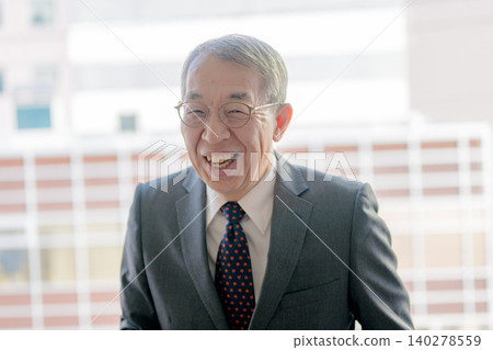 Senior businessmen chatting with smiles Senior businessmen chatting with smiles 140278559