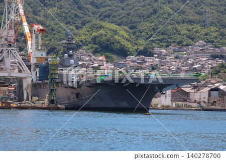 The destroyer "Kaga" is undergoing modifications while docked in Kure Port. The destroyer "Kaga" is undergoing modifications while docked in Kure Port. 140278700