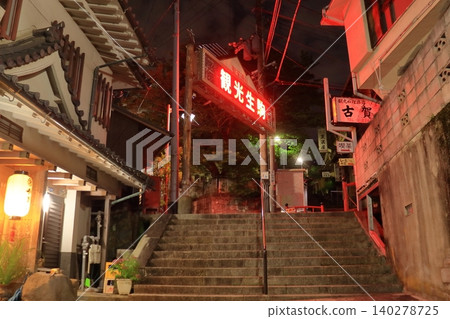 寶山寺站前的商店通：生駒旅遊區的復古霓虹燈招牌（奈良縣生駒市） 140278725