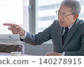 一位資深商人在會議上指著某物來解釋。 140278915