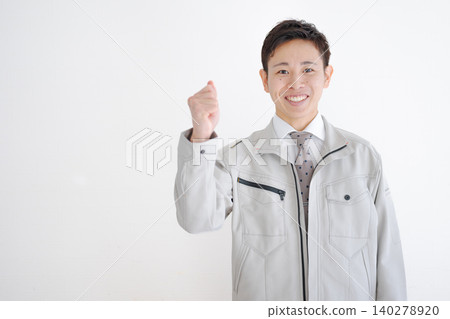 一名年輕工人擺出勝利姿勢。 140278920