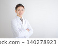 交叉著雙臂的年輕男醫生 140278923
