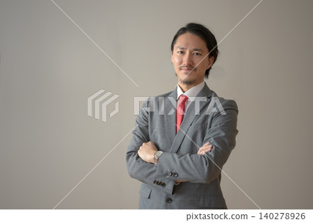 與胳膊的男性商人 140278926