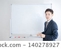 一位年輕的商人正在白板前講解 140278927