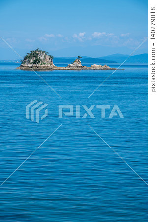 瀨戶內海中漂浮的一座小島 瀨戶內海中漂浮的一座小島 140279018