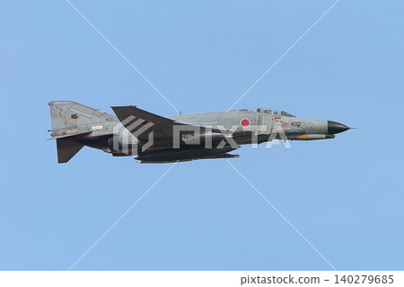 日本航空自衛隊F-4EJ改型「鬼怪II」戰鬥機的水平飛行 日本航空自衛隊F-4EJ改型「鬼怪II」戰鬥機的水平飛行 140279685