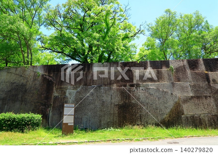 大阪城掩映在綠意盎然的景色中:京橋口枡形(方形圍牆)的巨大石塊。 大阪城掩映在綠意盎然的景色中:京橋口枡形(方形圍牆)的巨大石塊。 140279820