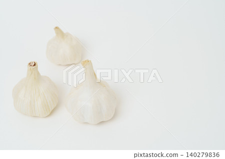 garlic garlic 140279836