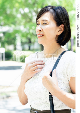 中年女性通勤上班 140279920