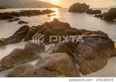 夕陽下閃耀的岩礁:屋久島,眾神居住之地(秋季) 夕陽下閃耀的岩礁:屋久島,眾神居住之地(秋季) 140280029