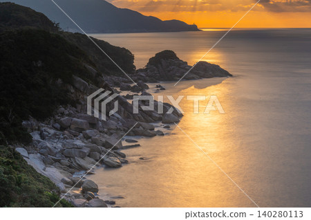 Evening view of Yakushima Island: Sunset over the East China Sea (Autumn) Evening view of Yakushima Island: Sunset over the East China Sea (Autumn) 140280113