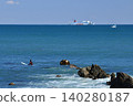 衝浪者們等待著海浪。 140280187