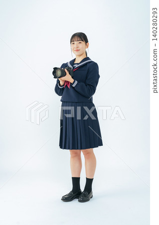 身穿水手服的女學生手持攝影機的全身照。 身穿水手服的女學生手持攝影機的全身照。 140280293