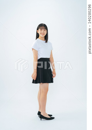 一位微笑的少女的全身像 一位微笑的少女的全身像 140280296