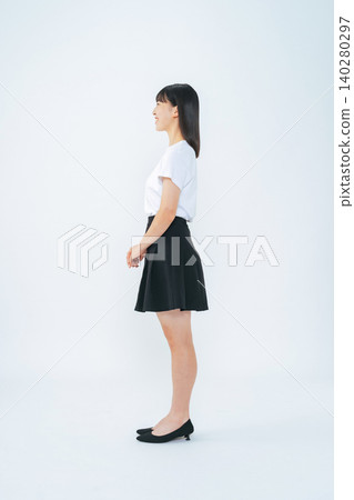 少女全身側臉肖像 140280297