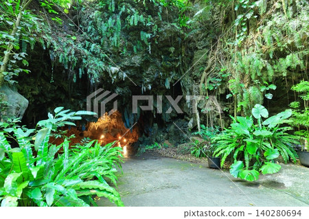 [Okinawa Prefecture] Iharama Sabichi Limestone Cave (Ishigaki Island) that leads to the sea 140280694