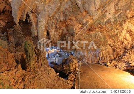 【沖繩縣】伊原間沙比奇石灰岩洞(石垣島),通往大海 【沖繩縣】伊原間沙比奇石灰岩洞(石垣島),通往大海 140280696