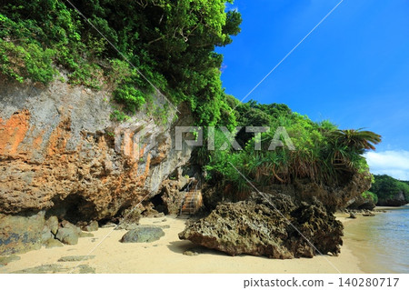 [Okinawa Prefecture] Coastal scenery of Iharama Sabichi Limestone Cave (Ishigaki Island) 140280717
