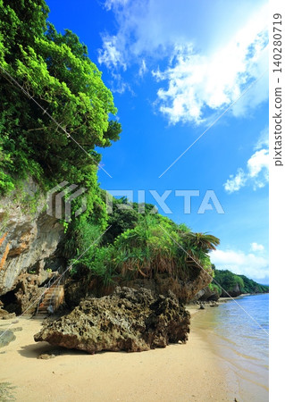 【沖繩縣】伊原間佐比奇石灰岩洞穴(石垣島)的海岸風光 【沖繩縣】伊原間佐比奇石灰岩洞穴(石垣島)的海岸風光 140280719