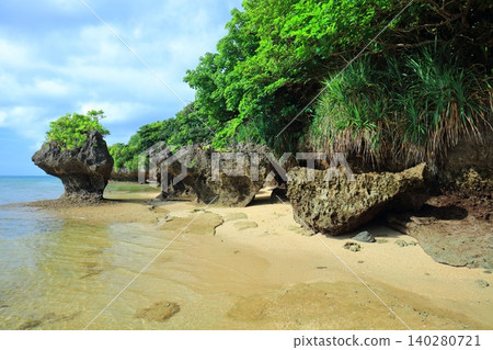 [Okinawa Prefecture] Coastal scenery of Iharama Sabichi Limestone Cave (Ishigaki Island) 140280721